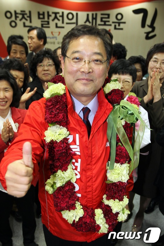 (서울=뉴스1) 머니투데이 임성균 기자 = 제19대 국회의원선거가 실시된 11일 저녁 길정우 새누리당 후보가 양천구갑 당선이 확정된 뒤 서울 양천구 목동에 마련된 선거사무소에서 지 …