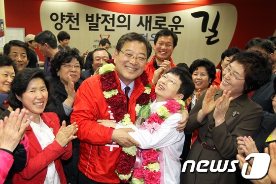 (서울=뉴스1) 머니투데이 임성균 기자 = 제19대 국회의원선거가 실시된 11일 저녁 길정우 새누리당 후보가 양천구갑 당선이 확정된 뒤 서울 양천구 목동에 마련된 선거사무소에서 부 …