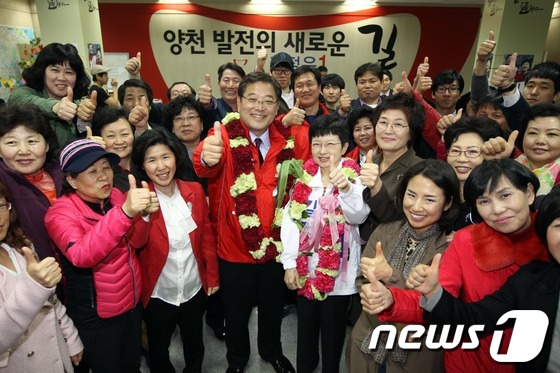 (서울=뉴스1) 머니투데이 임성균 기자 = 제19대 국회의원선거가 실시된 11일 저녁 길정우 새누리당 후보가 양천구갑 당선이 확정된 뒤 서울 양천구 목동에 마련된 선거사무소에서 부 …