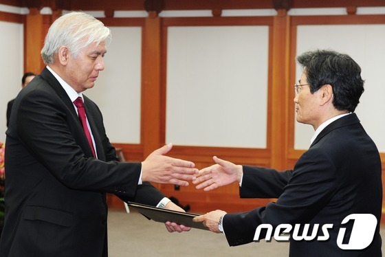 (과천=뉴스1) 이정선 인턴기자 = 12일 오전 경기도 과천 중앙선거관리위원회에서 김능환 위원장이 제 19대 국회의원 새누리당 김정록 비례대표에게 당선증을 전달하고 있다. 2012 …