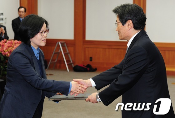 (과천=뉴스1) 이정선 인턴기자 = 12일 오전 경기도 과천 중앙선거관리위원회에서 김능환 위원장이 제 19대 국회의원 민주통합당 전순옥 비례대표에게 당선증을 전달하고 있다. 201 …