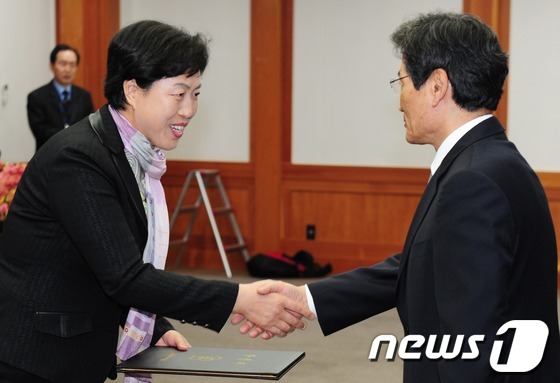 (과천=뉴스1) 이정선 인턴기자 = 12일 오전 경기도 과천 중앙선거관리위원회에서 김능환 위원장이 제 19대 국회의원 민주통합당 전순옥 비례대표에게 당선증을 전달하고 있다. 201 …