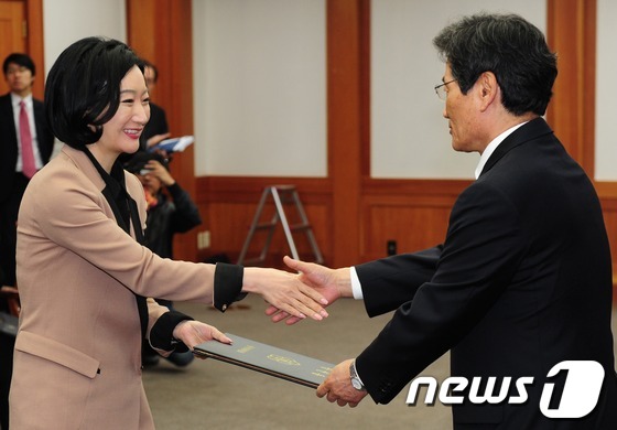 (과천=뉴스1) 이정선 인턴기자 = 12일 오전 경기도 과천 중앙선거관리위원회에서 김능환 위원장이 제 19대 국회의원 자유선진당 문정림 비례대표에게 당선증을 전달하고 있다. 201 …