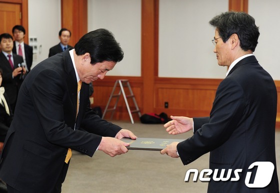 (과천=뉴스1) 이정선 인턴기자 = 12일 오전 경기도 과천 중앙선거관리위원회에서 김능환 위원장이 제 19대 국회의원 자유선진당 김영주 비례대표에게 당선증을 전달하고 있다. 201 …