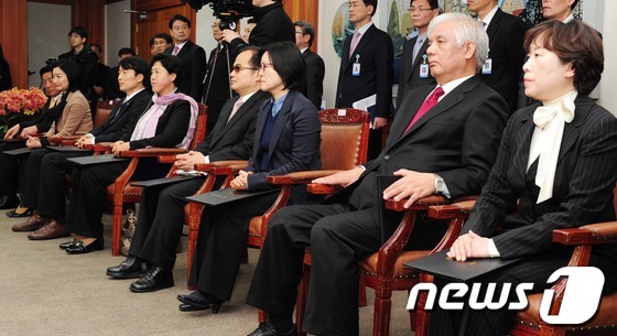 (과천=뉴스1) 이정선 인턴기자 = 제 19대 국회의원 비례대표 당선증 교부식이 열린 12일 오전 경기도 과천 중앙선거관리위원회에서 당선자들이 김능환 중앙선거관리위원장 축사를 듣고 …