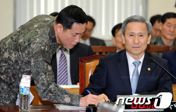 (서울=뉴스1) 박정호 기자 = 북한이 '광명성 3호' 인공위성을 탑재한 은하 3호 로켓을 발사한 13일 서울 여의도 국회 국방위원회 긴급 전체회의에서 김관진 국방부장관이 신원식 …