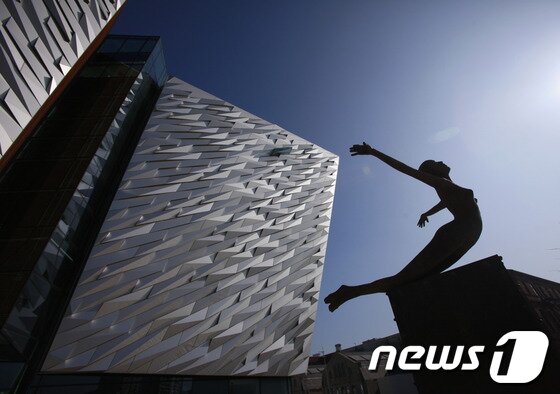 본문 이미지 - 타이타닉호가 건조된 벨파스트에 세워진 방문자 센터.© AFP=News1  