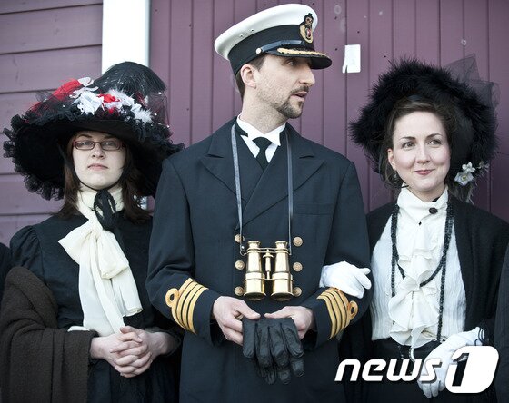 본문 이미지 - 타이타닉호 침몰 당시 사람들의 장례식 복장을 입고 있는 사람들.© AFP=News1  