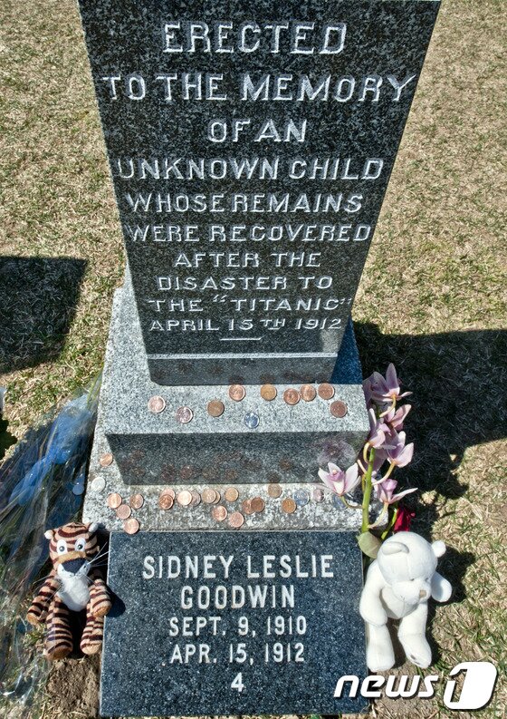 본문 이미지 - 타이타닉호에 탑승했던 19개월된 남자 아이의 무덤.© AFP=News1  