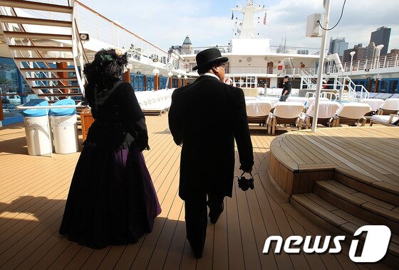 본문 이미지 - 100년전 의복을 입고 아자마라선에 탑승한 승객들.© AFP=News1  