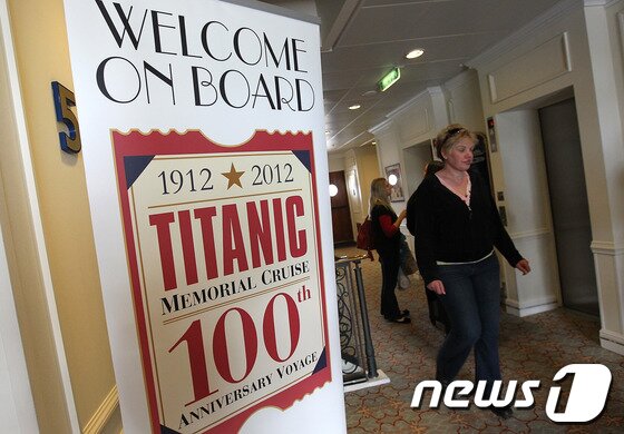 본문 이미지 - 타이타닉 침몰 100주년 기념 항해.© AFP=News1  
