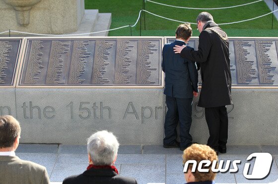 본문 이미지 - 타이타닉호 사망자들의 이름이 새겨진 기념물.© AFP=News1  
