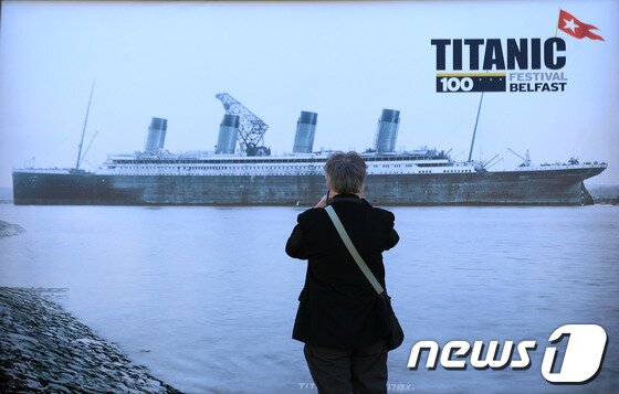 본문 이미지 - 벨파스트 시정 밖에 설치된 타이타닉호 사진을 찍고 있는 방문객.© AFP=News1  