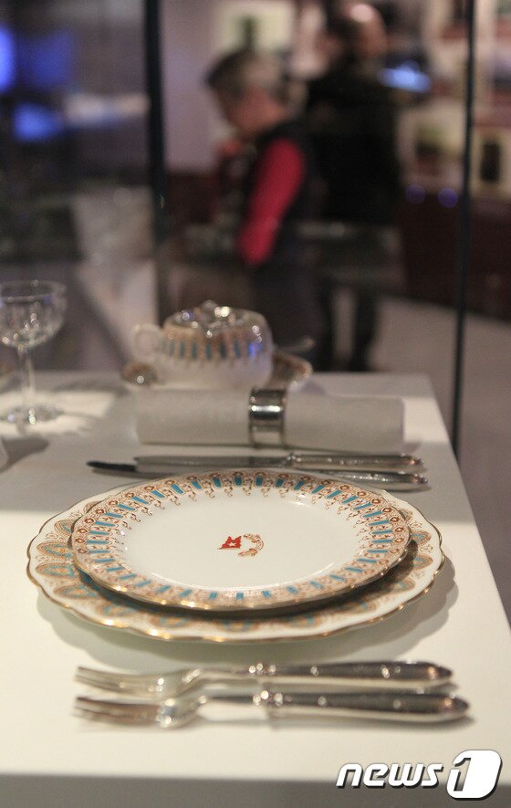 본문 이미지 - 타이타닉호 1등석 손님이 사용하던 화려한 식기.© AFP=News1  