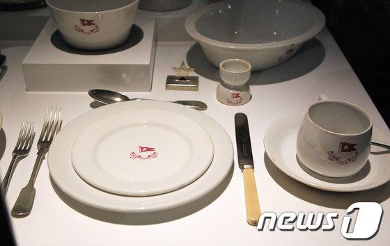 본문 이미지 - 타이타닉호 3등석 승객이 쓰던 투박한 접시.© AFP=News1  