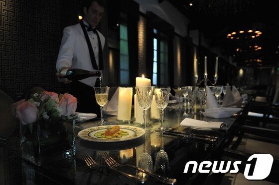 본문 이미지 - 홍콩의 휼렛 하우스 호텔이 재현한 타이타닉호의 마지막 식사.© AFP=News1  