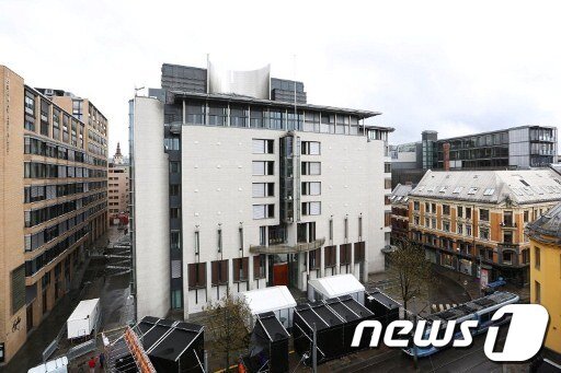 본문 이미지 - 앞으로 10주간 브레이비크에 대한 재판이 이뤄질 오슬로 법정 외부 모습. 방송과 경비를 위해 세운 텐트들이 줄지어 서있다. © AFP=News1 