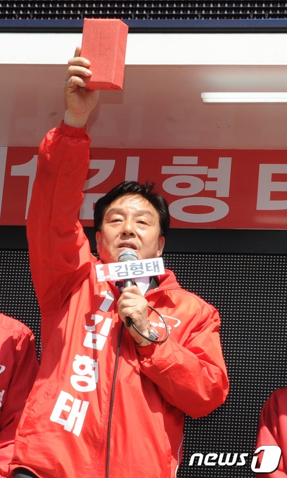 (서울=뉴스1) 이동원 기자 = 박근혜 새누리당 비상대책위원장은 16일 논문표절 의혹을 받고 있는 문대성(부산 사하갑) 당선자와 성추문 논란에 휩싸인 김형태(경북 포항 남구 울릉군 …