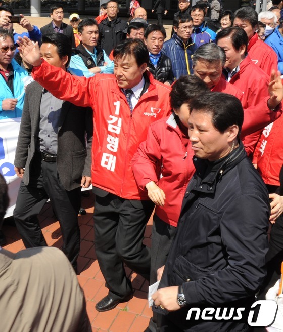 (서울=뉴스1) 이동원 기자 = 박근혜 새누리당 비상대책위원장은 16일 논문표절 의혹을 받고 있는 문대성(부산 사하갑) 당선자와 성추문 논란에 휩싸인 김형태(경북 포항 남구 울릉군 …