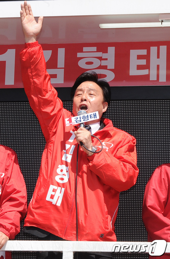 (서울=뉴스1) 이동원 기자 = 박근혜 새누리당 비상대책위원장은 16일 논문표절 의혹을 받고 있는 문대성(부산 사하갑) 당선자와 성추문 논란에 휩싸인 김형태(경북 포항 남구 울릉군 …