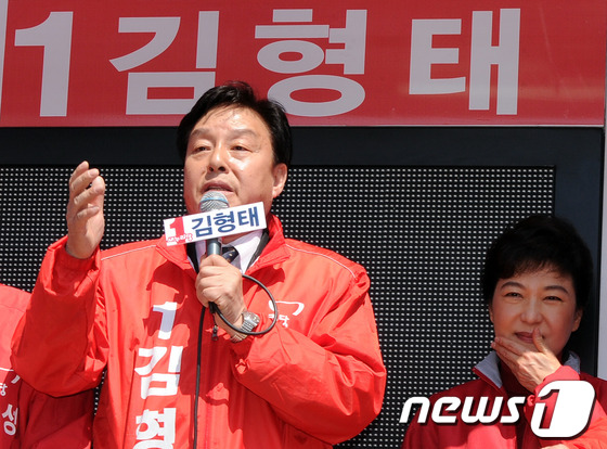 (서울=뉴스1) 이동원 기자 = 박근혜 새누리당 비상대책위원장은 16일 논문표절 의혹을 받고 있는 문대성(부산 사하갑) 당선자와 성추문 논란에 휩싸인 김형태(경북 포항 남구 울릉군 …