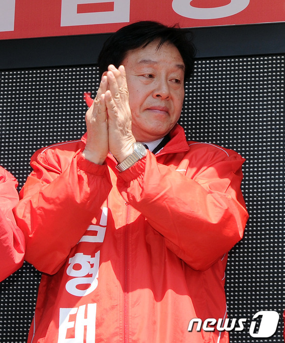 (서울=뉴스1) 이동원 기자 = 박근혜 새누리당 비상대책위원장은 16일 논문표절 의혹을 받고 있는 문대성(부산 사하갑) 당선자와 성추문 논란에 휩싸인 김형태(경북 포항 남구 울릉군 …