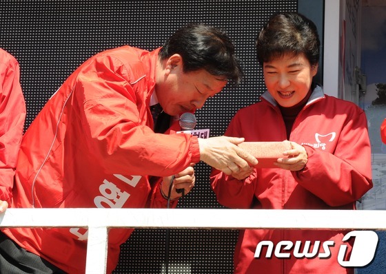 (서울=뉴스1) 이동원 기자 = 박근혜 새누리당 비상대책위원장은 16일 논문표절 의혹을 받고 있는 문대성(부산 사하갑) 당선자와 성추문 논란에 휩싸인 김형태(경북 포항 남구 울릉군 …