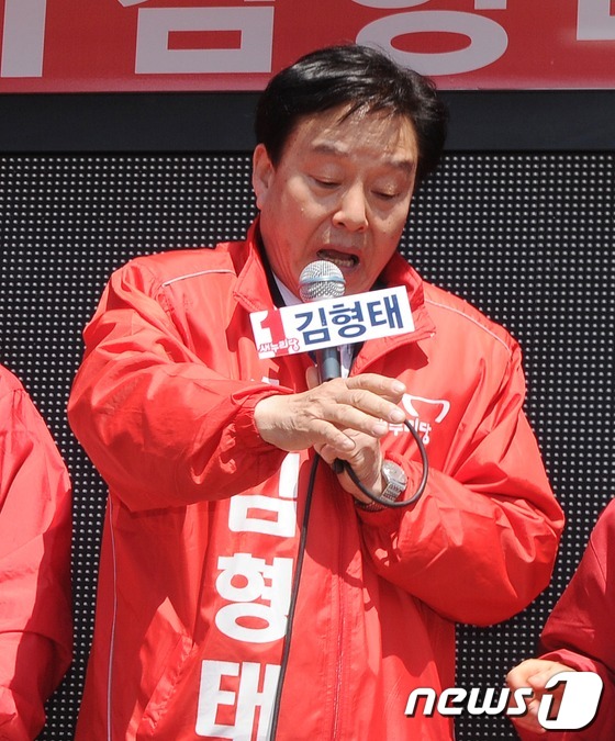 (서울=뉴스1) 이동원 기자 = 박근혜 새누리당 비상대책위원장은 16일 논문표절 의혹을 받고 있는 문대성(부산 사하갑) 당선자와 성추문 논란에 휩싸인 김형태(경북 포항 남구 울릉군 …