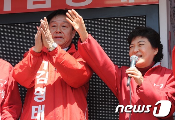 (서울=뉴스1) 이동원 기자 = 박근혜 새누리당 비상대책위원장은 16일 논문표절 의혹을 받고 있는 문대성(부산 사하갑) 당선자와 성추문 논란에 휩싸인 김형태(경북 포항 남구 울릉군 …