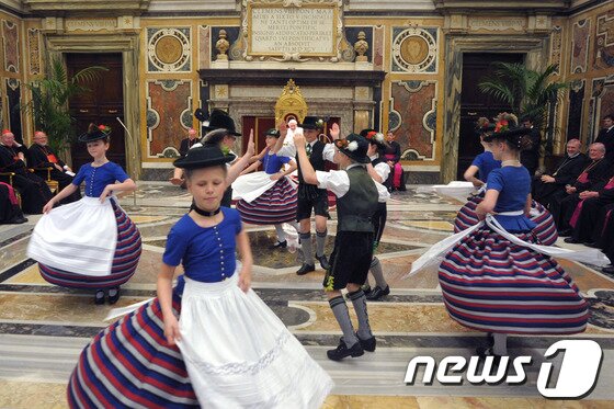 본문 이미지 - 바이에른 전통의상을 입은 아이들이 베네딕토 16세의 생일을 축하하기 위해 교황궁의 클레멘타인 홀에서 춤을 추고 있다. ©AFP= News1 