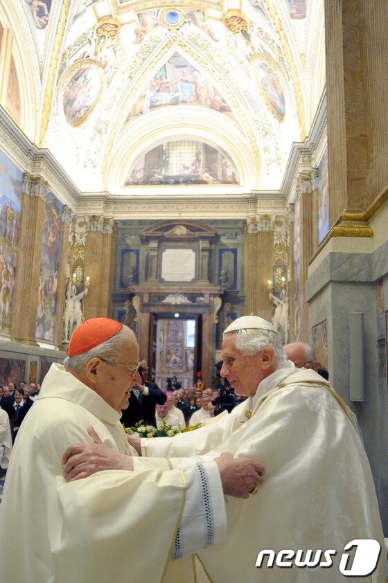 본문 이미지 - 이탈리아 추기경 알젤로 소다노(85)와 베네딕토 16세가 인사를 나누고 있다. ©AFP= News1 