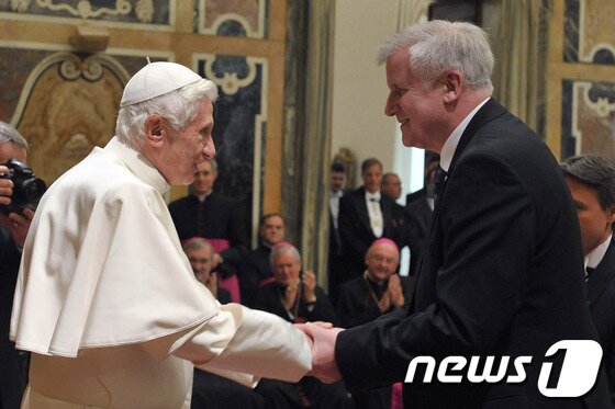본문 이미지 - 교황 베네딕토 16세 생일 파티에 방문한 호르스트 제호퍼(63) 바이에른주 총리 ©AFP= News1 