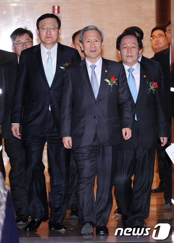 (서울=뉴스1) 박철중 기자 = 범부처 IT융합 협력 MOU 체결식이 열린 17일 오전 서울 양재동 엘타워에서 홍석우 지식경제부 장관(왼쪽), 김관진 국방부 장관(가운데), 서규용 …