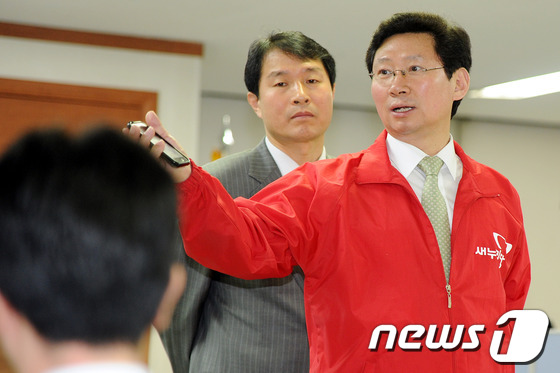 (서울=뉴스1) 이광호 기자 = 새누리당 이상일 대변인이 18일 오전 서울 여의도 당사에서 취재진들에게 제수 성추행 논란에 휩싸인 김형태 당선자의 탈당 기자회견 취소 이유에 대해 …