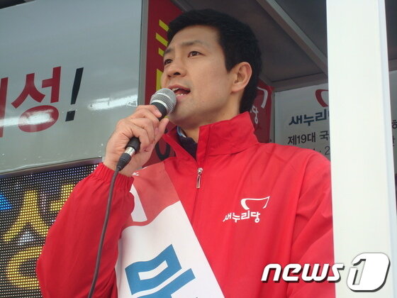 본문 이미지 - 출근길 차량유세 중인 새누리당 문대성 부산 사하갑 후보.© News1 남성봉 기자 