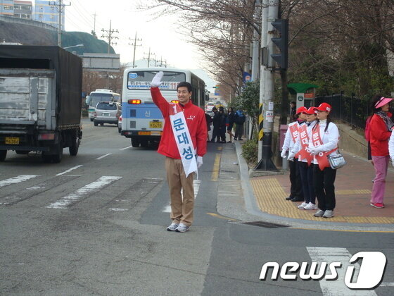 본문 이미지 - 길거리 유세를 펼치고 있는 문대성 후보.© News1 남성봉 기자 