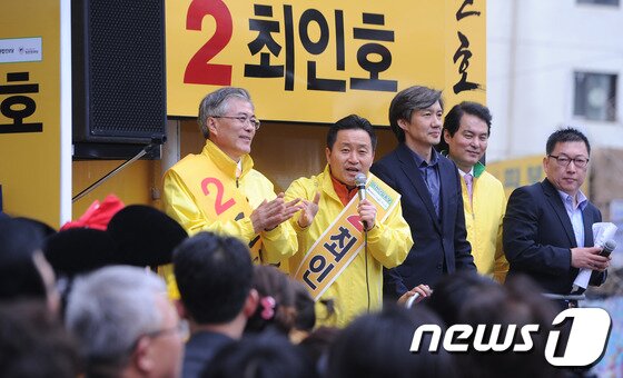 본문 이미지 - 4.11 총선 부산 사상에 출마한 민주통합당 문재인 후보가 2일 오후 부산 사하구 하단시장에서 사하갑 최인호 후보의 지원유세를 가지며 최 후보의 발언을 들으며 박수치고 있다. © News1 양동욱 기자