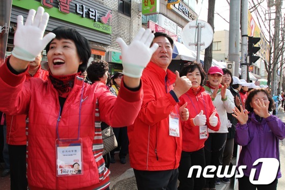 (대구경북=뉴스1) 김대벽 기자 = 4.11총선 2일 대구 달성군 새누리당  이종진 후보의 화원전통시장 선거운동에서 이 후보측 선거운동원들도 유세차의 율동에 즐거워 하고 있다.