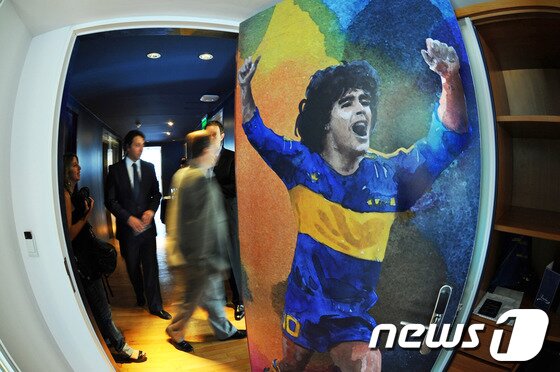 본문 이미지 - 아르헨티나 축구 영웅, 디에고 마라도나 그림으로 장식된 객실의 문 ©AFP= News1 