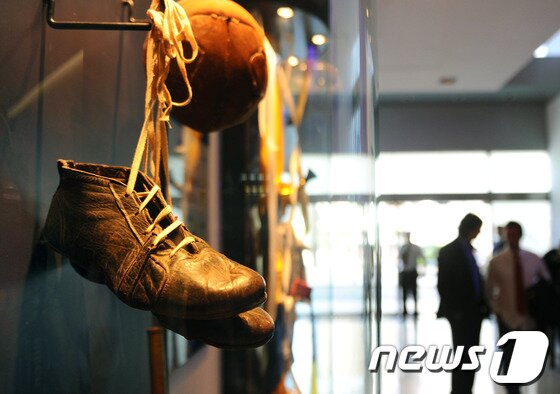 본문 이미지 - 축구화로 장식된 호텔 벽면 ©AFP= News1 