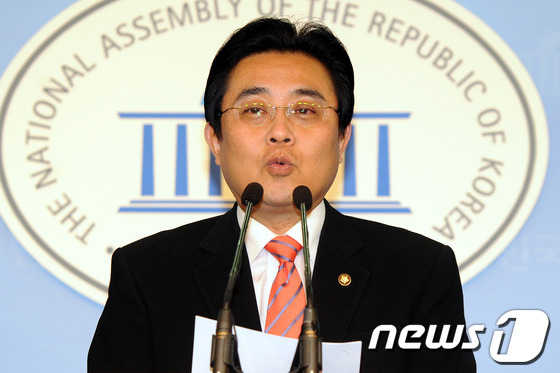 (서울=뉴스1) 이광호 기자 = 민주통합당 전병헌 의원이 20일 오전 국회 정론관에서 원내대표 경선 출마 선언 기자회견을 하고 있다.2012.4.20/뉴스1