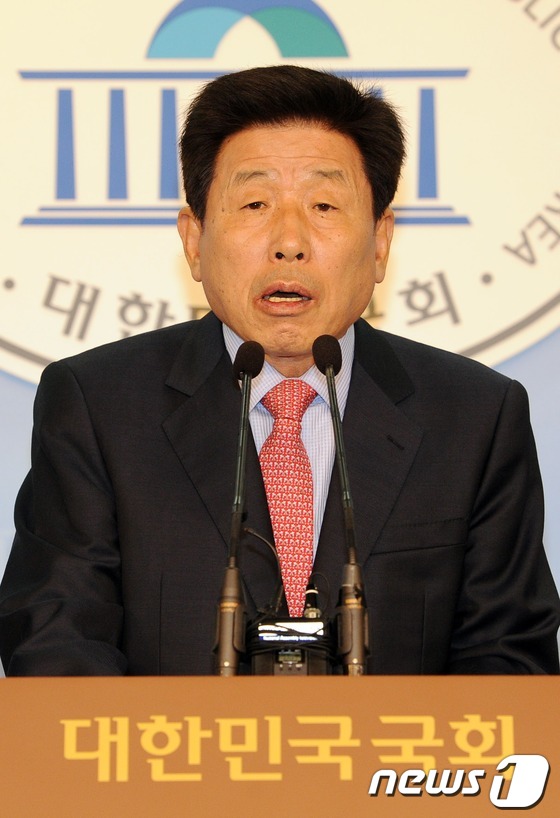 (서울=뉴스1) 이종덕 기자 = 민주통합당 유인태 19대 총선 당선자가 25일 서울 여의도 국회의사당 정론관에서 원내대표 출마선언을 하고 있다. 현재 원내대표 경선출마를 공식선언한 …