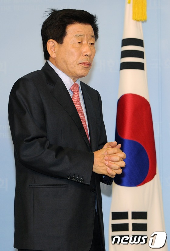 (서울=뉴스1) 이종덕 기자 = 민주통합당 유인태 19대 총선 당선자가 25일 서울 여의도 국회의사당 정론관에서 원내대표 출마선언을 하기 위해 기자회견장에 입장하고 있다. 현재 원 …