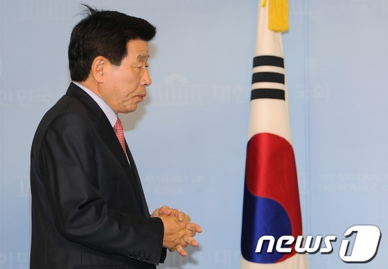 (서울=뉴스1) 이종덕 기자 = 민주통합당 유인태 19대 총선 당선자가 25일 서울 여의도 국회의사당 정론관에서 원내대표 출마선언을 하기 위해 기자회견장에 입장하고 있다. 현재 원 …