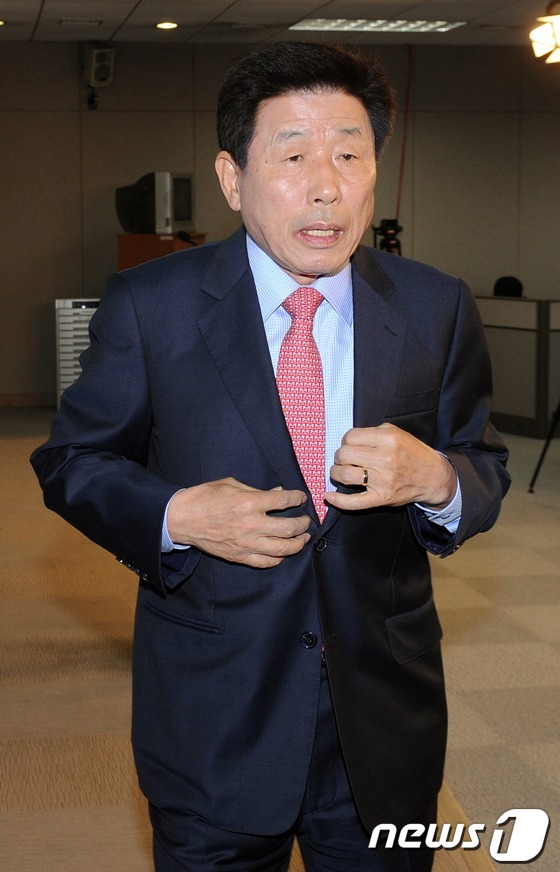 (서울=뉴스1) 이종덕 기자 = 민주통합당 유인태 19대 총선 당선자가 25일 서울 여의도 국회의사당 정론관에서 원내대표 출마선언하고 있다. 현재 원내대표 경선출마를 공식선언한 주 …