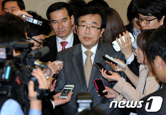 (서울=뉴스1) 박정호 기자 = 새누리당 서병수 의원이 25일 오후 서울 여의도 국회 정론관에서 원내대표 경선 불출마를 발표 한 뒤 나와 취재진의 질문에 답하고 있다. 서 의원은 …