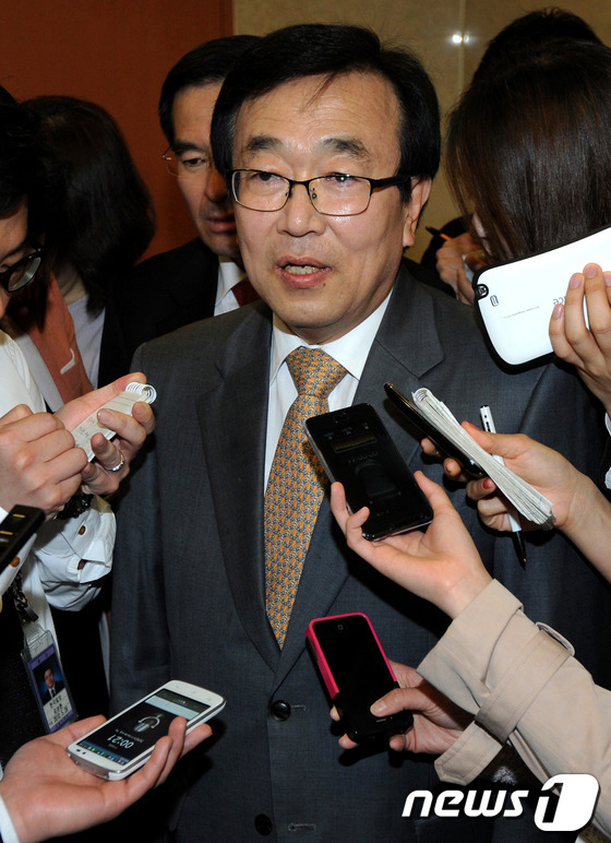 (서울=뉴스1) 박정호 기자 = 새누리당 서병수 의원이 25일 오후 서울 여의도 국회 정론관에서 원내대표 경선 불출마를 발표 한 뒤 나와 취재진의 질문에 답하고 있다. 서 의원은 …