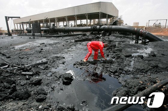 본문 이미지 - 수단과 남수단의 국경지대에 있는 헤글리그 유전지대.© AFP=News1 