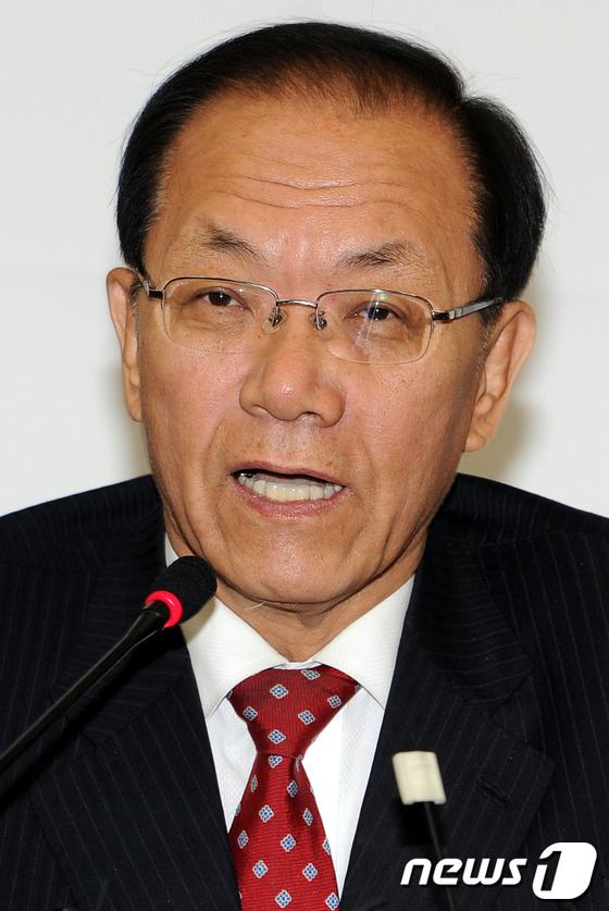 (서울=뉴스1) 이광호 기자 = 새누리당 황우여 원내대표가 27일 오전 국회에서 열린 주요당직자회의에 참석해 정부가 미국산 쇠고기에서 광우병이 발생했는데도 수입 중단하지 않는 것과 …