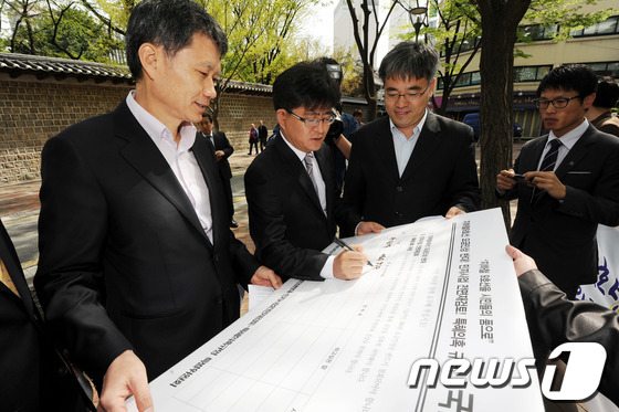 (서울=뉴스1) 이동근 인턴기자 = 27일 오전 서울 중구 서울시청 다산플라자 앞에서 통합진보당 서울시당 주최로 열린 ‘지하철 9호선 요금인상 반대·민자사업전면재검토·특혜의혹 규명 …